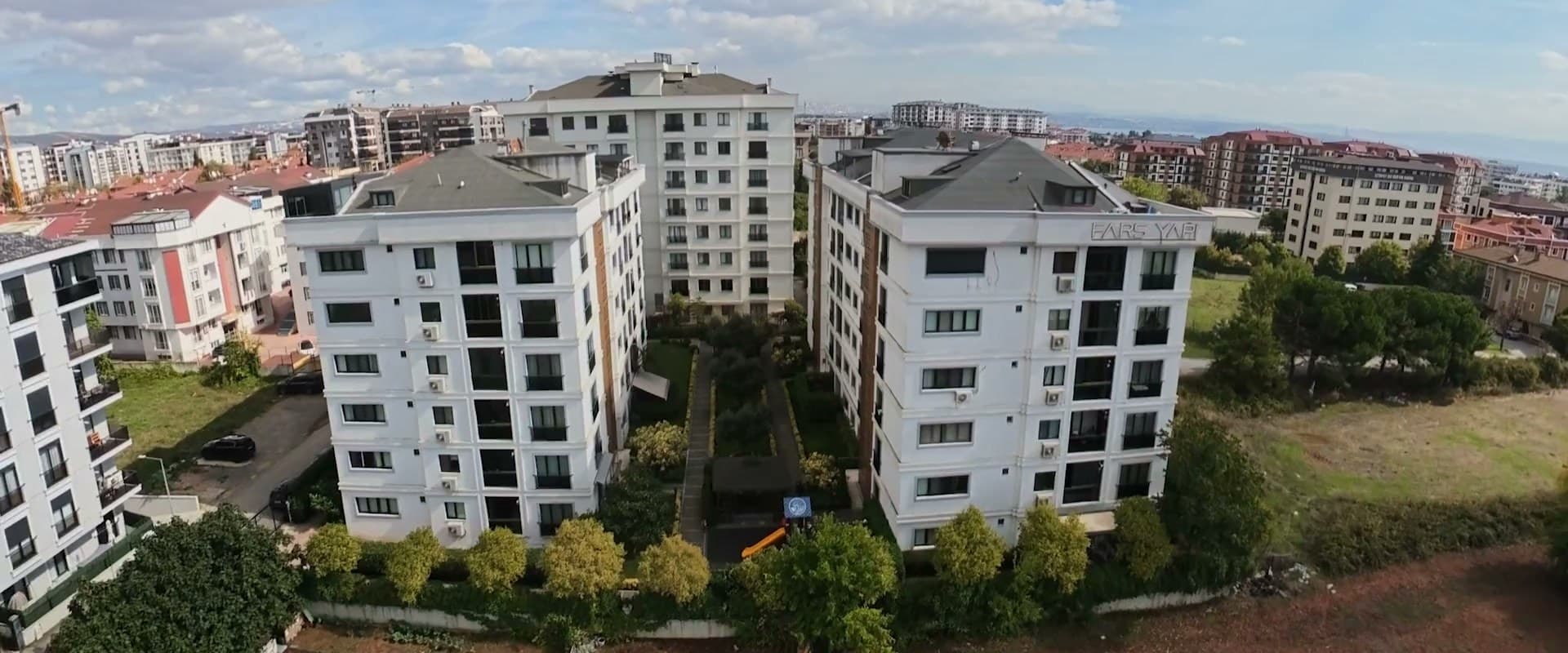 Begonvil Evleri'nin iki bloğu ve bahçesi, havadan