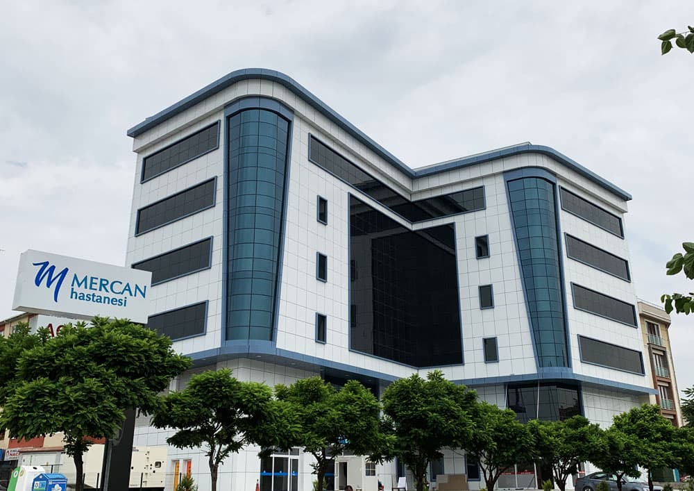 Mercan Hastanesi'nin cam cepheli ana girişi