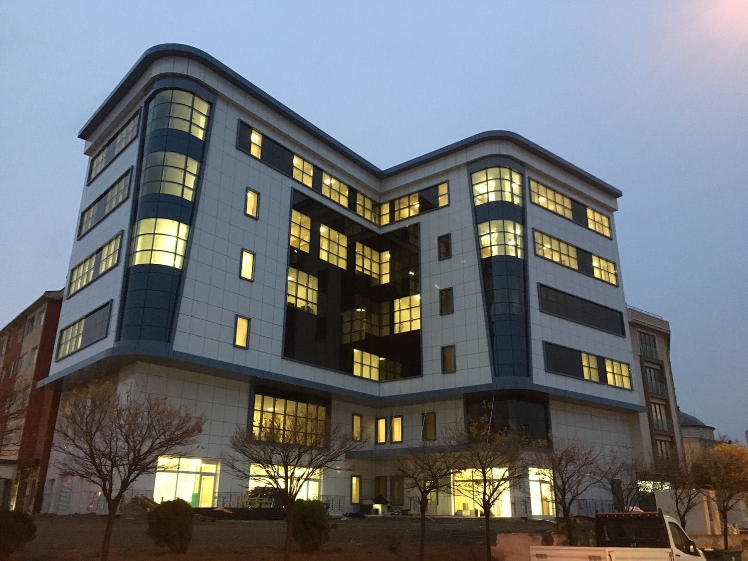 Mercan Hastanesi'nin akşam ışıklarıyla aydınlanan cephesi