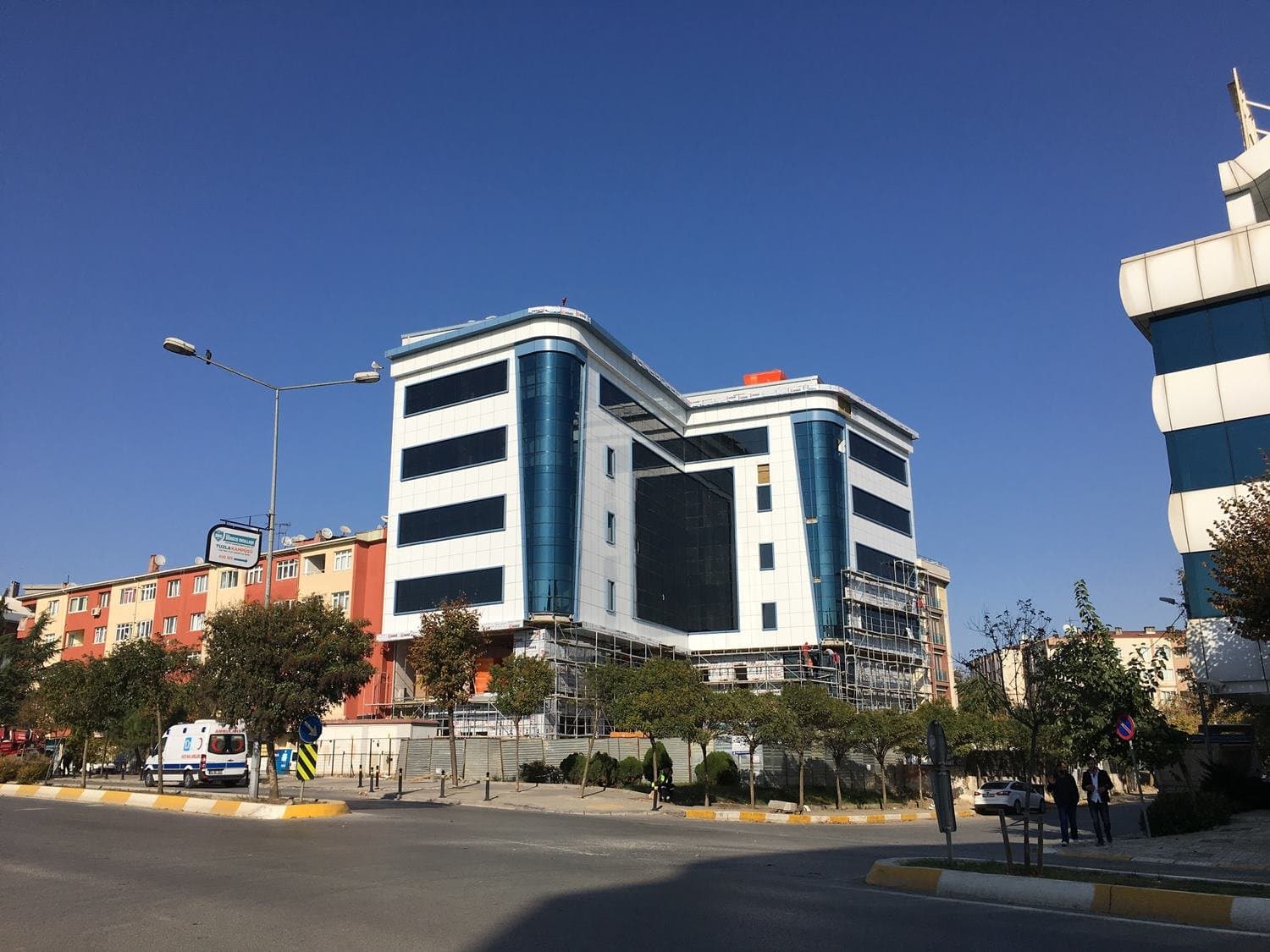 Mercan Hastanesi binasının caddeden geniş açı görünümü