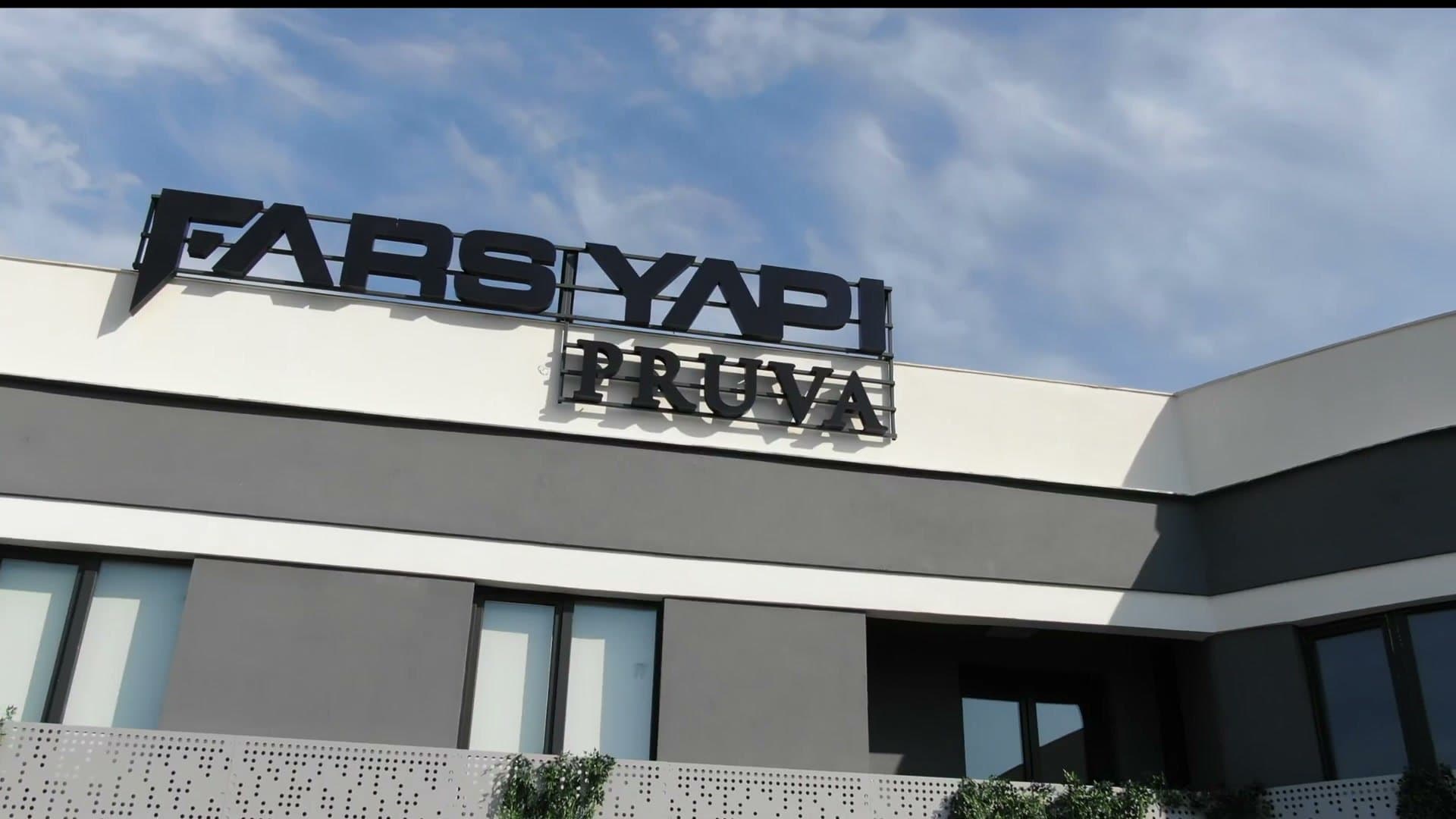Fars Pruva çatı katındaki Fars Yapı tabelası, yakından