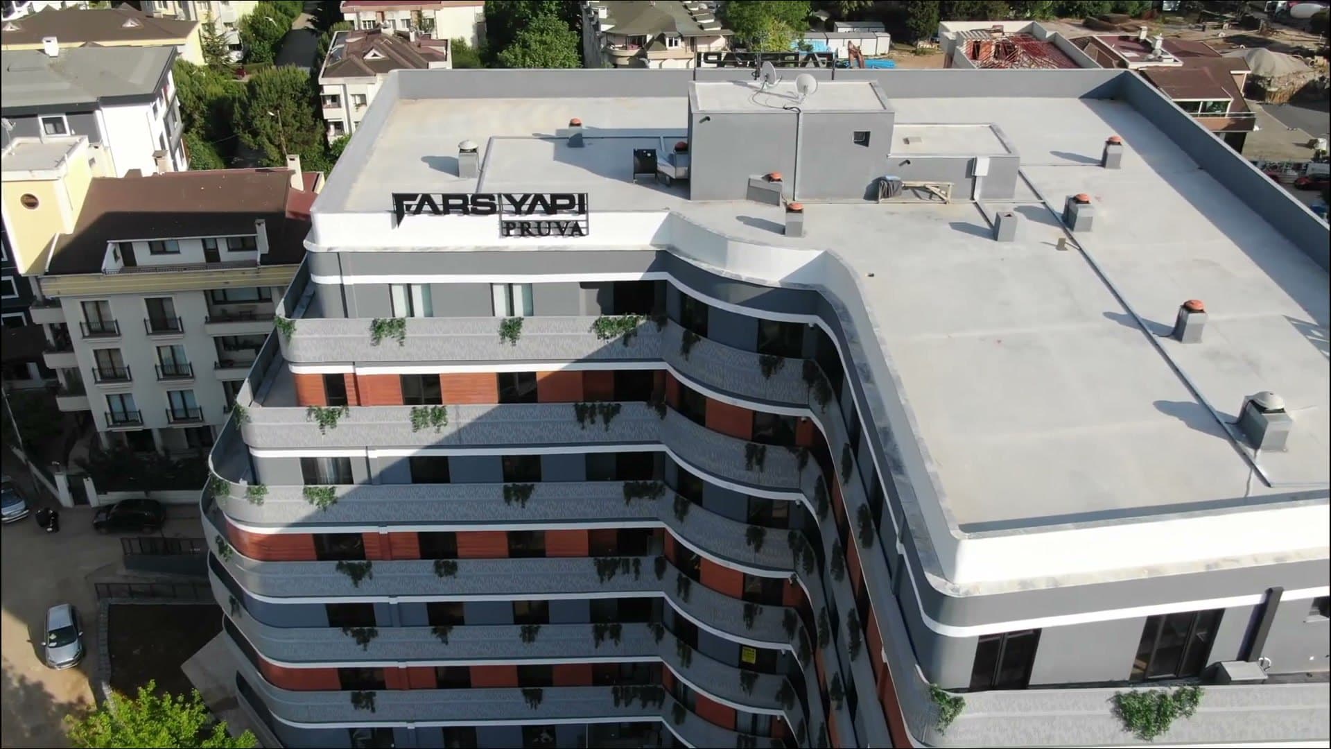 Fars Pruva'nın çatısı ve Fars Yapı tabelası, havadan