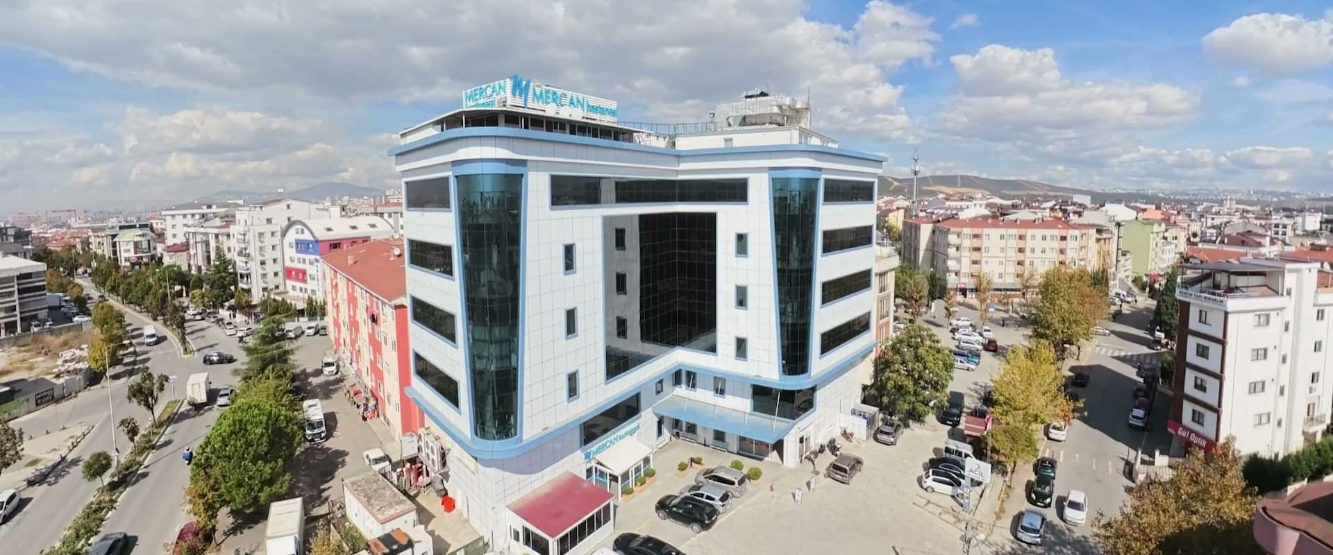 Mercan Hastanesi binası ve çevresi, havadan